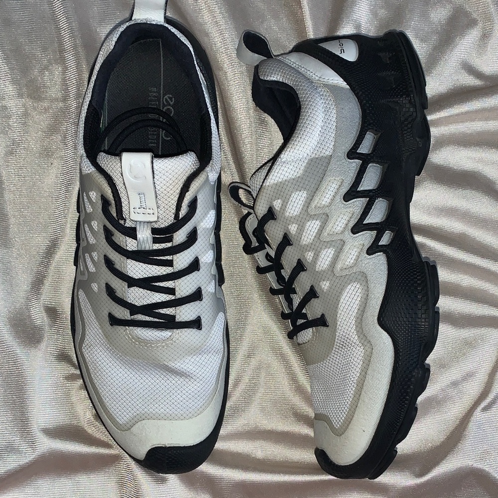 ECCO BIOM AEX W WHITE/BLACK Size 38 / Size 7-7.5 : Black & White Trainers